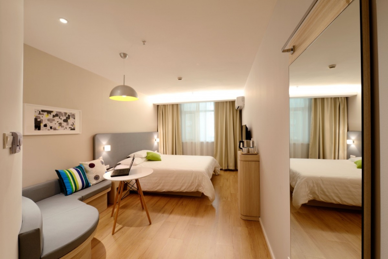 hotel-LES MUJOULS-min_hotel_guest_room_new-634601